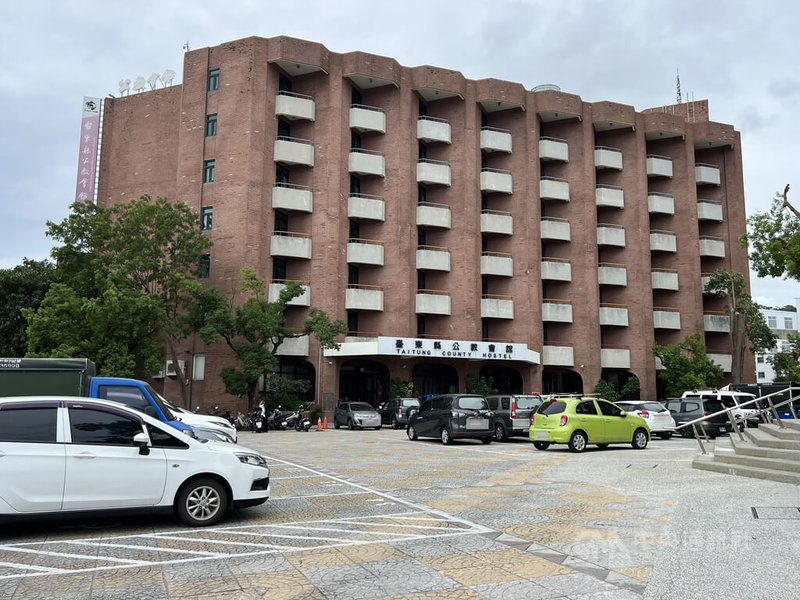 位於台東市黃金地段的台東公教會館,113年規劃委外經營,但因國旅衰退,經4次招標未果,台東縣長饒慶鈴23日在施政報告中宣布,將轉型為公務員宿舍活化使用。中央社記者盧太城台東攝 114年10月23日