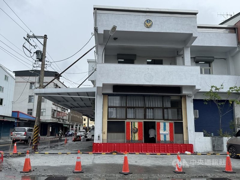 花蓮馬太鞍堰塞湖溢流災情進入重建階段,花蓮縣政府前進指揮所轉型為「花蓮縣政府復建服務中心」,預計27日起在中區藝文基地(中正路一段127號)續留光復鄉協助重建工作。中央社記者張祈攝 114年10月23日