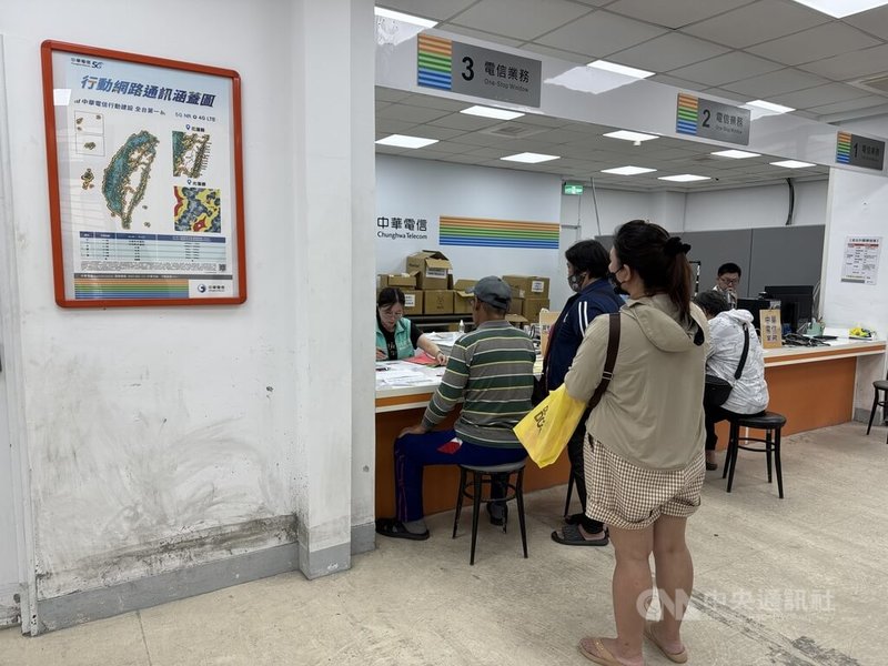 中央前進協調所23日正式轉型為中央復原重建專案協調會報,即日起至10月底在光復鄉中華電信設點,一樓維持一站式服務。中央社記者張祈攝 114年10月23日