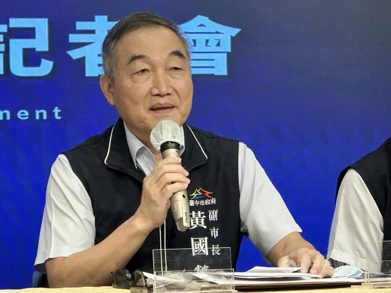 台中市長盧秀燕缺席非洲豬瘟防疫記者會,卻出席台中購物節記者會,引發爭議。台中市副市長黃國榮(圖)23日表示,台中市政府發言人就是副市長,他主持記者會很正常。中央社記者趙麗妍攝 114年10月23日