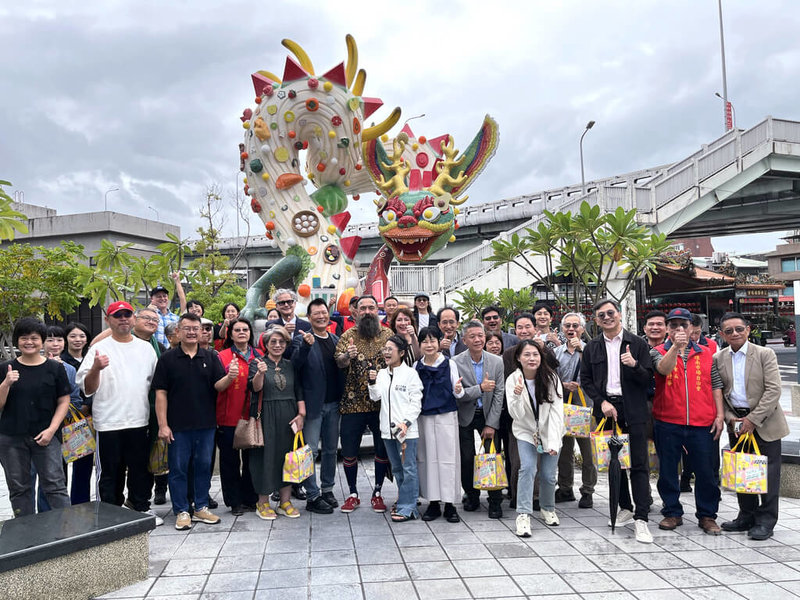 台北市政府文化局「紫氣東來.風味飄香」公共藝術作品發布會23日在環南市場舉行,其中「紫氣東來」龍形雕塑的構思來自市場食材,以陶瓷、剪黏、馬賽克工藝完成。中央社記者楊淑閔攝 114年10月23日
