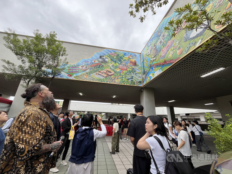 台北市政府文化局23日發布環南市場「紫氣東來.風味飄香」3件公共藝術作品,皆由荷蘭藝術家阿爾諾.科寧(Arno Coenen)(前左)構思繪圖後執行。圖為牆面作品「城市印象」。中央社記者楊淑閔攝 114年10月23日