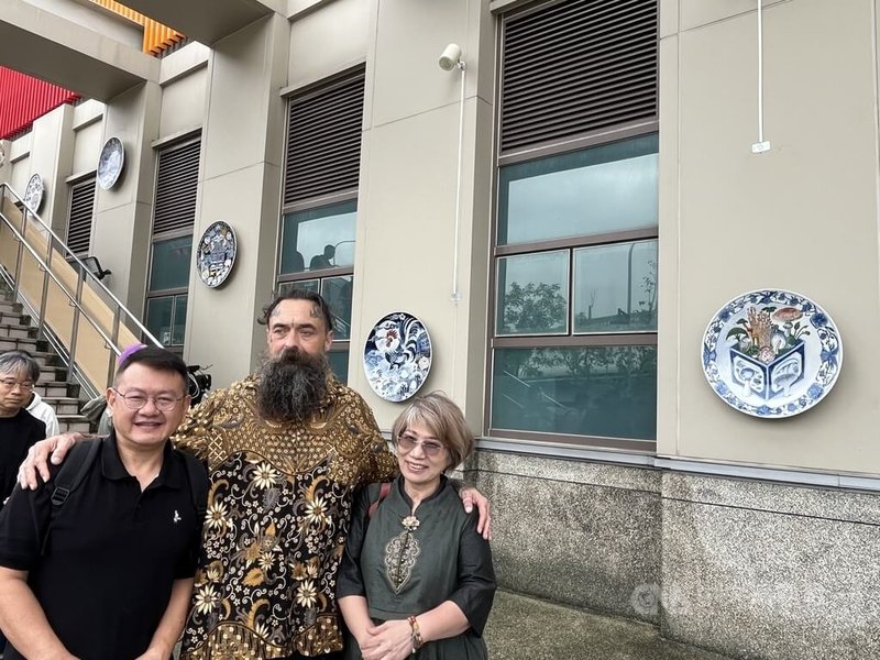 台北市政府文化局23日在環南市場舉辦公共藝術作品發表會,其中「環南風味」8組瓷盤由荷蘭藝術家阿爾諾.科寧(Arno Coenen)(中)、工藝師陳元杉(前左)與法華彩大師張美雲(右)攜手完成。中央社記者楊淑閔攝 114年10月23日
