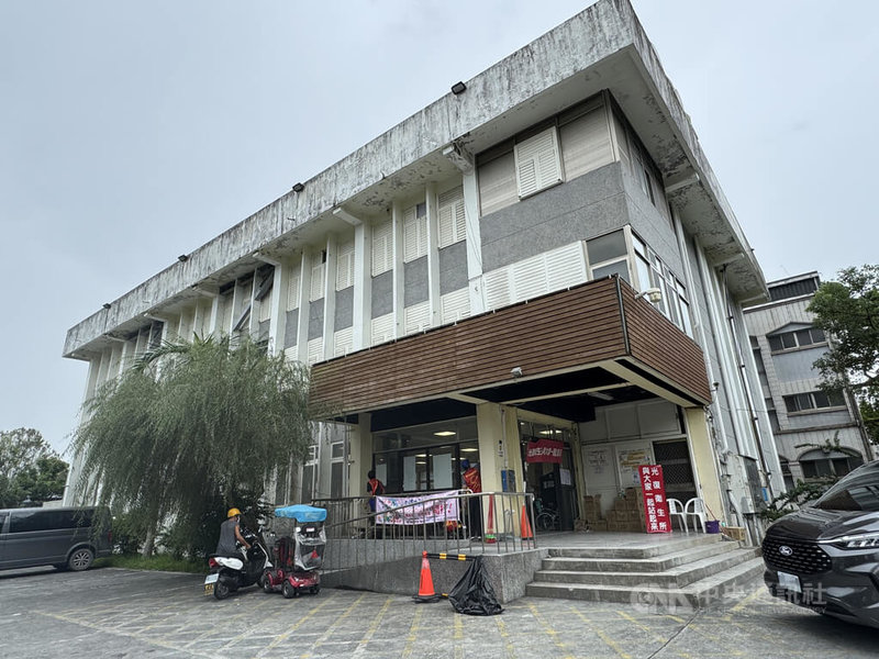 內政部國土管理署針對馬太鞍堰塞湖溢流災情,家戶重建需1年以上的重災戶規劃2處中繼屋安置。圖為台糖光復糖廠舊宿舍,可安置11戶,只需室內裝修,預計12月上旬完工。中央社記者張祈攝 114年10月23日
