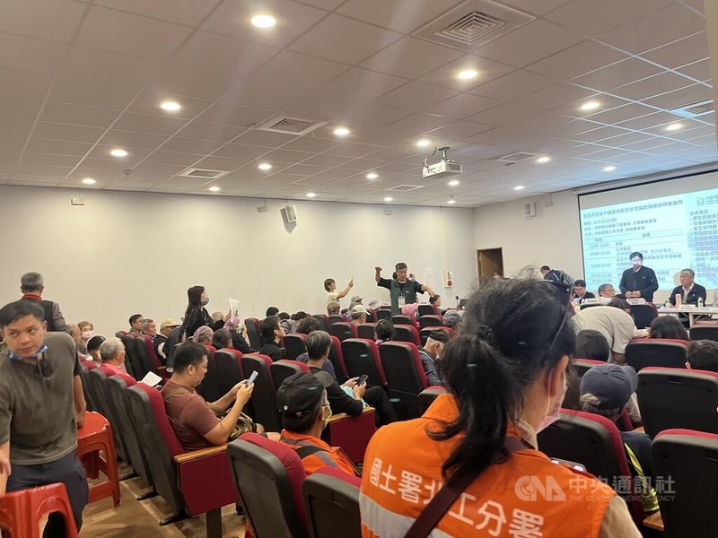 內政部國土管理署23日下午在花蓮舉行重災戶災後中繼屋規劃及住宅協助措施說明會,邀請大馬村、大同村、大平村、大華村等89戶列冊居民及村長出席。中央社記者張祈攝 114年10月23日
