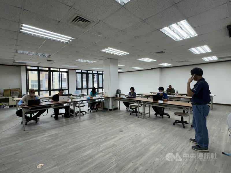 中央前進協調所23日正式轉型為中央復原重建專案協調會報,即日起至10月底在光復鄉中華電信設點,1樓維持一站式服務,2樓提供9個組別,分別為家園復建、農業復建、協助收容安置、產業及觀光振興、交通橋梁、環境及公共設施復原、堤防復建及河川疏浚、堰塞湖處理及校園重建組。中央社記者張祈攝 114年10月23日