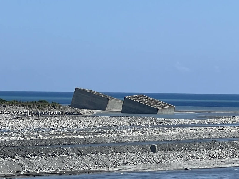 因應台東市富岡港重建工程在卑南溪出海口建造的2個沉箱，因業者無法克服技術問題，台東縣政府23日宣布解約，並由縣府收回沉箱，重新招標。中央社記者盧太城台東攝　114年10月23日