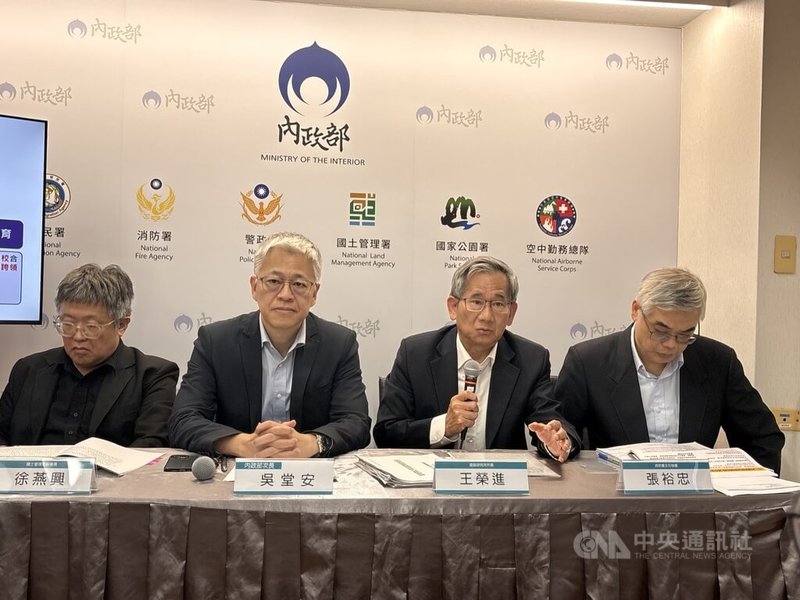 內政部23日舉行部務會報會後記者會,包括國土署副署長徐燕興(左起)、內政部常務次長吳堂安、建築研究所所長王榮進、消防署主秘張裕中出席。中央社記者高華謙攝 114年10月23日