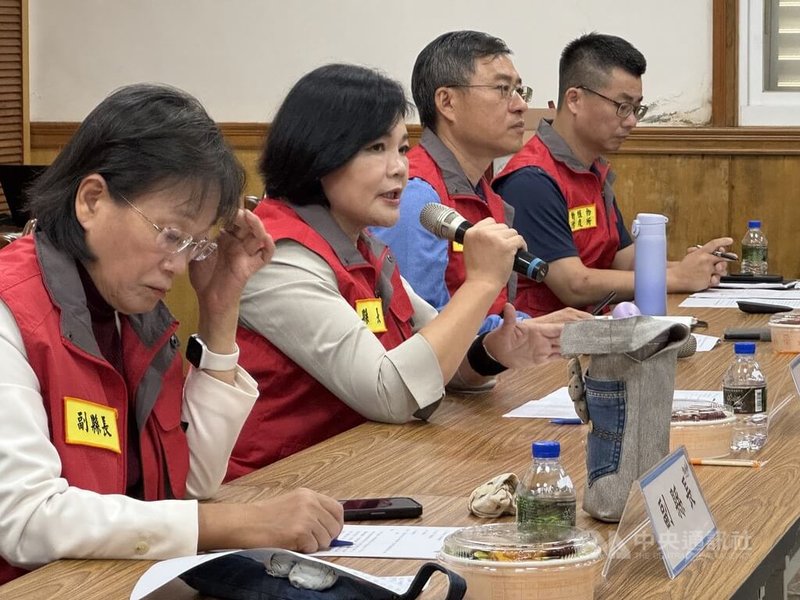 雲林縣政府23日召開重大疫病緊急應變中心會議,由縣長張麗善(左2)主持。張麗善會中裁示,將動用新台幣3000萬元農發基金作為防疫專案基金,全力維護豬農在防疫期間所帶來的衝擊。中央社記者姜宜菁攝 114年10月23日