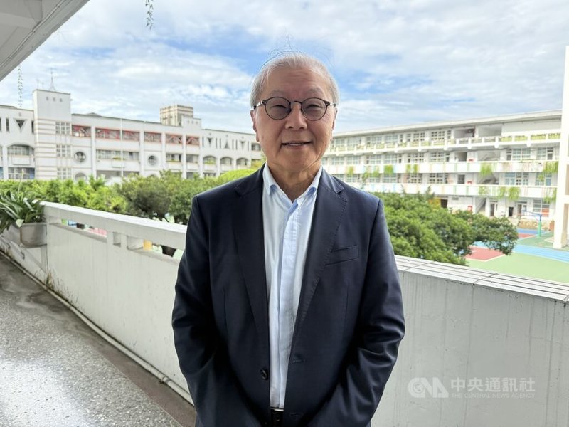 旅美台裔科學家何大一(圖)以研究愛滋病「雞尾酒療法」聞名,他23日返回台中母校光復國小受訪時表示,「雞尾酒療法」可將病毒控制得很好,他們仍設法要將「最後的病毒」殺掉,可是很困難;不過,這1、2年有了一些較具希望、激勵人心的結果。中央社記者蕭博陽台中攝 114年10月23日