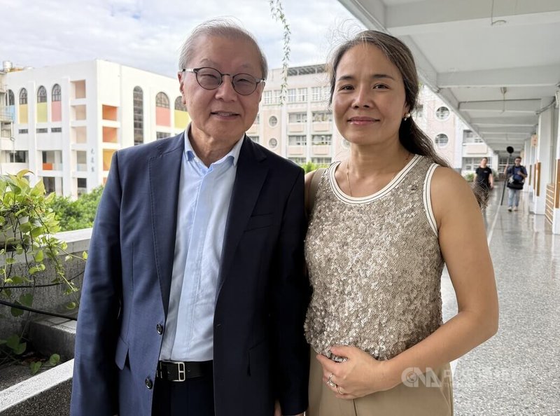 美國非營利組織Prisca拍攝故事,選擇發明愛滋病「雞尾酒療法」的旅美台裔科學家何大一(左)為亞洲裔代表,何大一23日搭機回台灣,短暫休息即到母校台中市中區光復國小偕同劇組拍攝,圖右為他的妻子 Tera。中央社記者蕭博陽台中市攝 114年10月23日