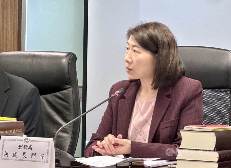 金管會23日舉行例行記者會,並發布第4屆永續金融評鑑指標。金管會金融市場發展及創新處處長胡則華(圖)表示,預計共96家金融機構接受評鑑,評鑑結果預計2027年2月出爐。中央社記者蘇思云攝 114年10月23日