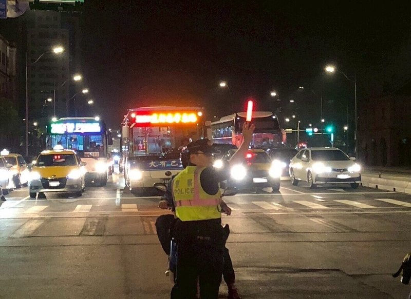 警政署表示,24日至26日為光復節連假,已要求各地警局針對觀光遊憩景點、國道、匝道平面道路易壅塞路段或人車聚集場所,提前會勘並規劃交通疏導勤務;呼籲駕駛人注意車前狀況,避免分心及疲勞駕駛,維護行車安全。(警政署提供)中央社記者劉建邦傳真 114年10月23日