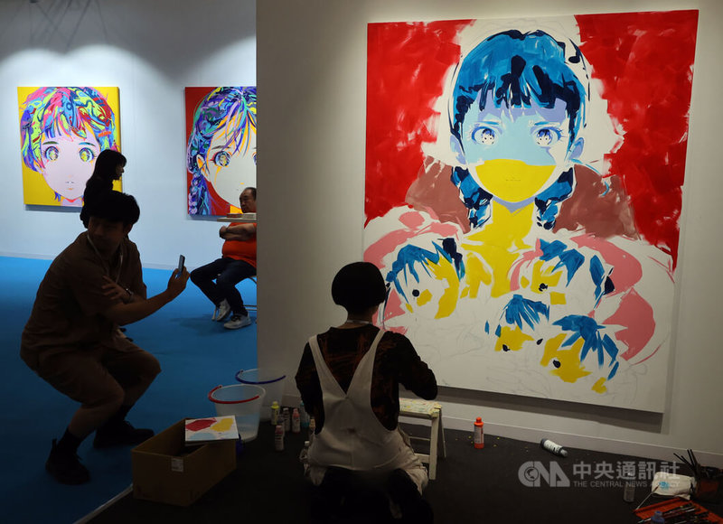 由中華民國畫廊協會主辦的第32屆2025台北國際藝術博覽會(ART TAIPEI 2025)24日起至27日將在台北世貿一館盛大登場,23日展區曝光,現場有藝術家即席創作。中央社記者郭日曉攝 114年10月23日
