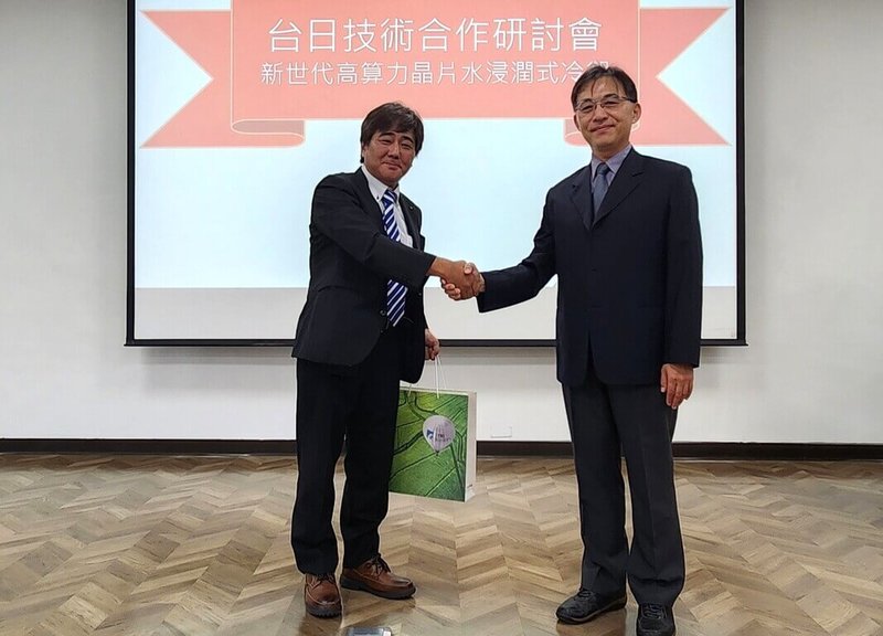 工研院23日宣布,與日本新創企業ZYRQ策略合作,共同開發新世代水浸潤式冷卻技術。日本ZYRQ社長長井大(左起)、工研院機械所副所長楊秉祥合照留影。(工研院提供)中央社記者張建中傳真 114年10月23日