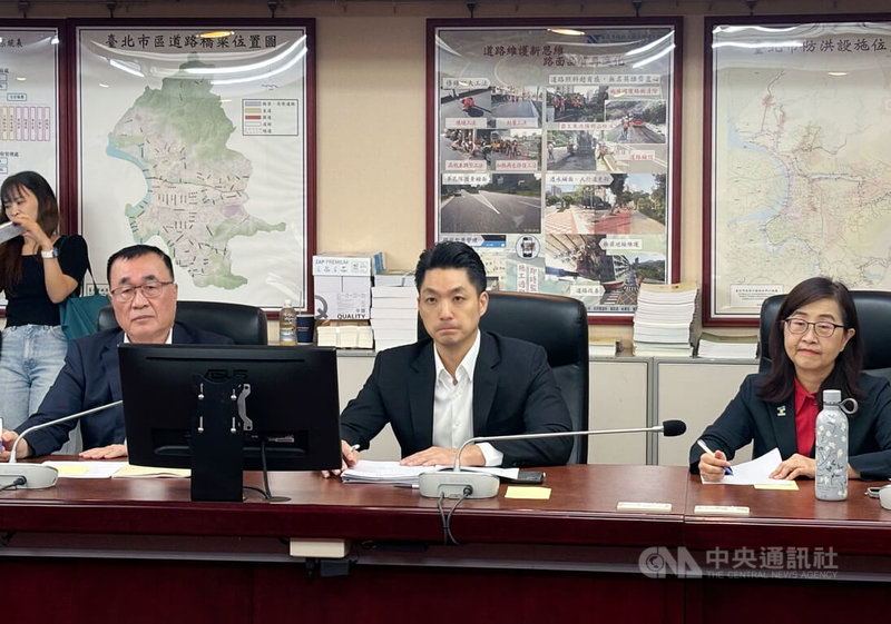 為與新光人壽合意解除北士科T17、T18基地地上權契約,台北市副市長李四川(左)23日表示,下午就會跟新壽聯絡。圖中為台北市長蔣萬安,右為副市長林奕華。中央社記者陳昱婷攝 114年10月23日