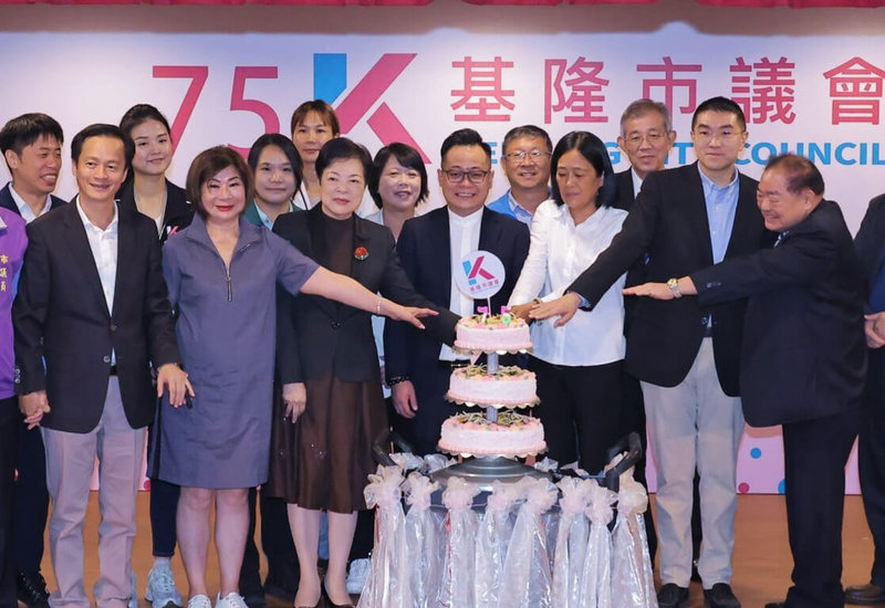 基隆市議會23日舉辦75週年慶祝大會，國民黨籍基隆市長謝國樑（前右2）受訪時表態將爭取連任；可能代表民進黨參選下屆市長的議長童子瑋（前右4）表示，民進黨提名還未到徵詢階段，會把市議會的角色扮演好。（基隆市政府提供）中央社記者沈如峰基隆傳真　114年10月23日