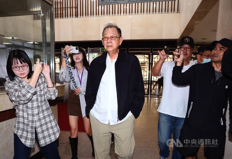 台北地方法院審理京華城及柯文哲政治獻金案,23日以證人身分傳喚前台灣土地開發公司董事長邱復生(中)。中央社記者王飛華攝 114年10月23日