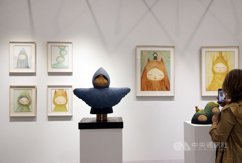 ART TAIPEI 2025台北國際藝術博覽會24日起將在台北世貿一館盛大登場,23日舉辦尊榮貴賓預展,今年共計有來自6個國家與地區、120家畫廊參與,其中68家為台灣本地畫廊。圖為展區一景。中央社記者郭日曉攝 114年10月23日
