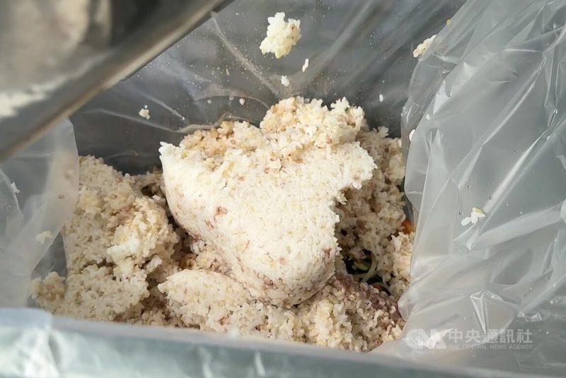 為強化防範非洲豬瘟,台中市環保局長23日表示,即日起學校團膳廚餘及家戶廚餘一併收集,全部運到清潔隊部,將採堆肥處理,拌入廢樹枝、木料、落葉、枯草等做成有機質堆肥料供民眾領取,也呼籲民眾加強廚餘瀝水、減少體積。圖為校園團膳廚餘。中央社記者蕭博陽台中市攝 114年10月23日