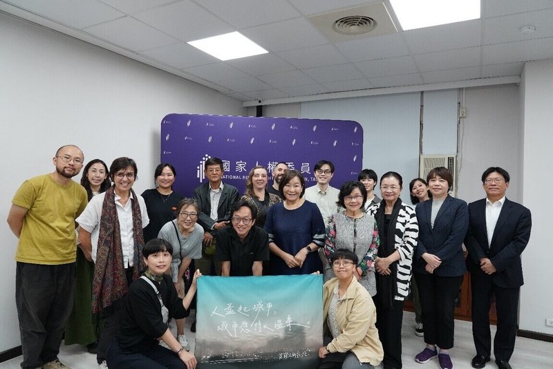 國家人權委員會23日與人生百味文化建構協會、以及來台參與國際貧窮議題論壇的新加坡、法國、英國、日本、韓國與菲律賓貧窮運動公民團體代表,交流貧窮與無家者等議題。(人權會提供)中央社記者高華謙傳真 114年10月23日