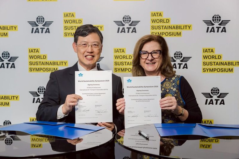 星宇航空由採購長黃介至(左)代表簽署加入國際航空運輸協會(IATA)推動的CO2 Connect計畫合約,右為IATA永續發展資深副總裁暨首席經濟學家湯姆森(Marie Owens Thomsen)。(星宇航空提供)中央社記者余曉涵傳真 114年10月23日