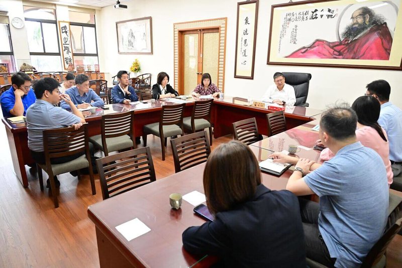 新竹縣長楊文科（右白衣者）23日召開「非洲豬瘟禁用廚餘養豬政策」協調會議，管制廚餘進廠收受對象，呼籲縣民、學校及企業，從源頭減少廚餘產生。（新竹縣政府提供）中央社記者管瑞平傳真　114年10月23日
