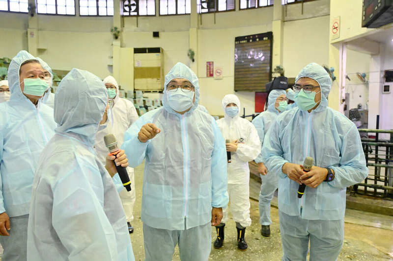 因應台中有養豬場檢出非洲豬瘟病毒陽性反應,新北市立即成立非洲豬瘟應變中心,市長侯友宜(前右2)23日並前往樹林區肉品市場視察場內消毒與防疫狀況。(新北市新聞局提供)中央社記者黃旭昇傳真 114年10月23日