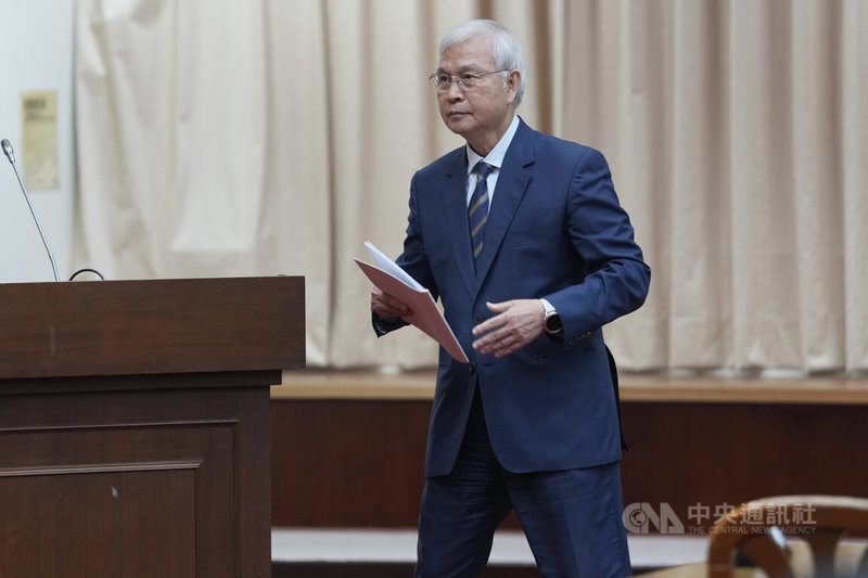 中央銀行總裁楊金龍23日赴立法院財委會進行業務報告,他指出,估計2025年台灣對美順差將達1200億美元,現在正值關稅談判,央行會更注意匯率,如果被認定操縱匯率,會變成很大事件;他認為對美國增加採購國防、大宗物資,以及企業赴美投資,均為可採行的平衡貿易方式。中央社記者徐肇昌攝 114年10月23日