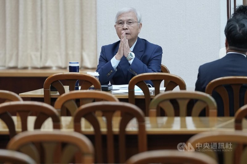中央銀行總裁楊金龍(圖)23日赴立法院財委會進行業務報告,黃金議題受到關注。有立委詢問,央行現在對黃金的立場是否維持只買不賣,還是有可能賣出。楊金龍回答,央行不賣黃金,但當外匯存底足夠多時,會考量要再買。中央社記者徐肇昌攝 114年10月23日