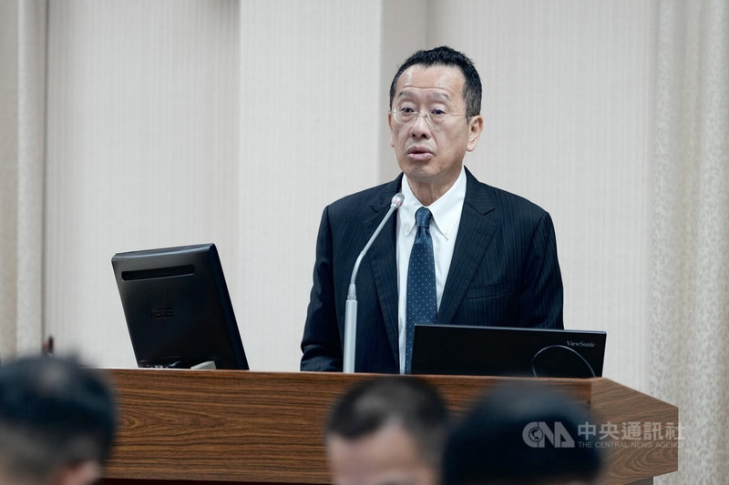 中共多次發布國防部政戰局心戰大隊、軍情局及資通電軍人員的「懸賞通告」,國防部長顧立雄(圖)23日在立法院外交及國防委員會表示,相關資訊任意拼湊,是中共認知作戰的一部分,國軍會研議利用化名的方式來執行任務。中央社記者徐肇昌攝 114年10月23日