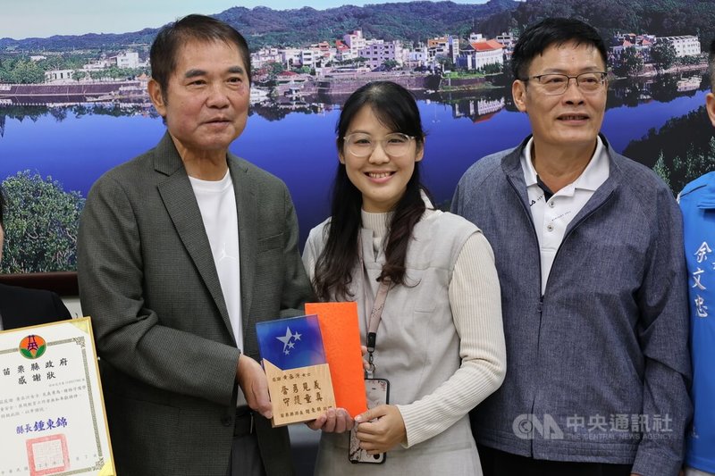 苗栗市隨機傷人案中,英勇從凶嫌刀下搶人,把遭挾持女童拉回自己身邊的教會黃姓女老師(右2),23日接受縣長鍾東錦(左)表揚。她受訪時說,當下是出於直覺反應,沒想那麼多,自己只是做了身為一個老師該做的事。中央社記者管瑞平攝 114年10月23日