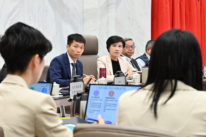 行政院副院長鄭麗君(左2)23日主持行政院「體育暨運動發展部」諮詢小組第6次會議,運動部長李洋(左)也出席。(行政院提供)中央社記者高華謙傳真 114年10月23日