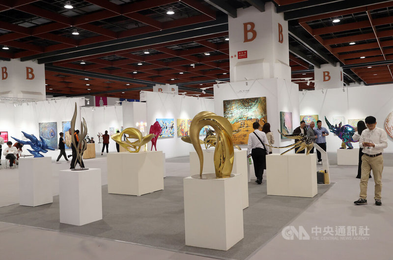ART TAIPEI 2025台北國際藝術博覽會23日在台北世貿一館舉辦預展,24日將正式開幕,今年以Intersect:Diversity Equals Togetherness為主題,推出6大特展,展現台灣藝術的多元共融。中央社記者郭日曉攝 114年10月23日
