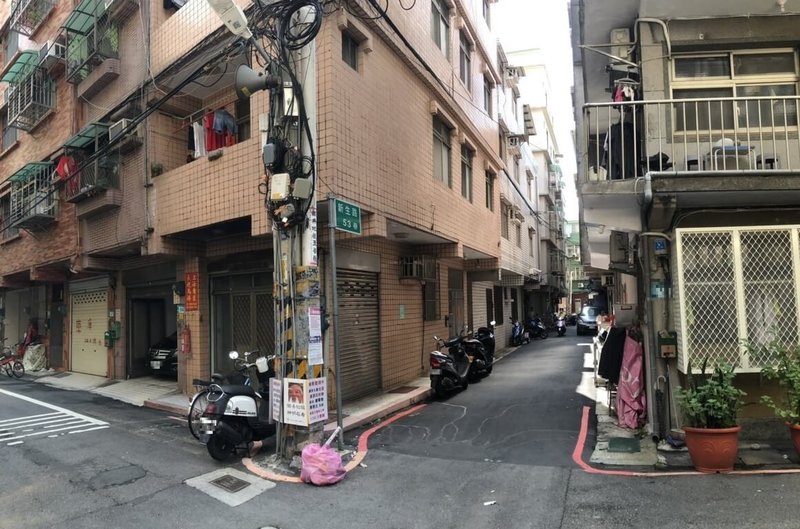 新北市永和大陳公辦都更案單元7於23日審議通過,面積約達1.3公頃,範圍內建物老舊、巷道狹窄,已不符合現有生活需求。圖為更新前現況。(新北市都更處提供)中央社記者曹亞沿傳真 114年10月23日