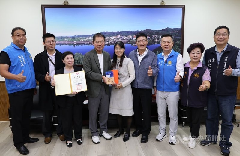苗栗市隨機傷人案中,英勇從凶嫌刀下搶人,把遭挾持女童拉回自己身邊的教會黃姓女老師(右5),23日由丈夫、牧師陪同到縣府接受縣長鍾東錦(左4)表揚。中央社記者管瑞平攝 114年10月23日
