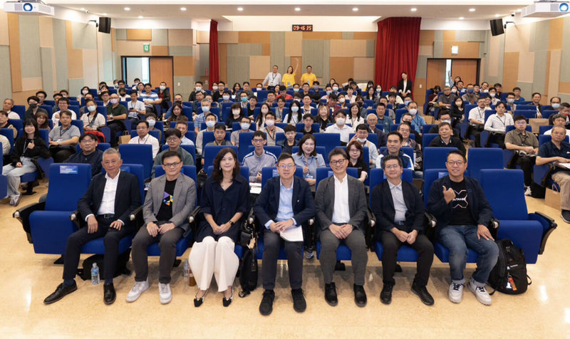 台中市政府23日攜手產學界舉辦資安治理研習,近160名產官學界資安決策者與專家齊聚交流,探討AI時代下的資安治理新趨勢與防禦思維。(台中市政府提供)中央社記者趙麗妍傳真 114年10月23日
