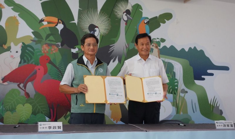 為提升野生動物救援效率與保育量能,農業部林業及自然保育署南投分署長李政賢(左)23日與私立九九峰可愛世界動物園董事長游家富(右)簽署合作,未來一般類野生動物救傷將送九九峰動物園。(林業及自然保育署南投分署提供)中央社記者蕭博陽南投縣傳真 114年10月23日