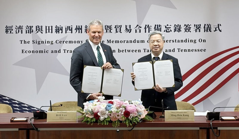 經濟部長龔明鑫（右）與美國田納西州州長李比爾（Bill Lee）20日共同簽署「台灣與田納西州經貿合作備忘錄」，聚焦AI、伺服器、先進製造等領域。（經濟部提供）中央社記者曾智怡攝　114年10月23日