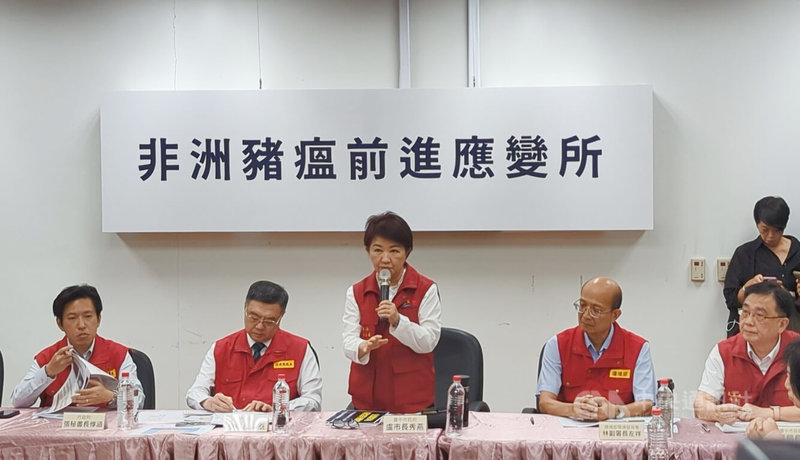 台中有養豬場檢出非洲豬瘟病毒陽性反應,台中市長盧秀燕(前中)23日表示,本次防疫政策中央與地方密切合作,首要目標為全力守護食安及養豬產業經濟。左2為行政院長卓榮泰。中央社記者蘇木春攝 114年10月23日