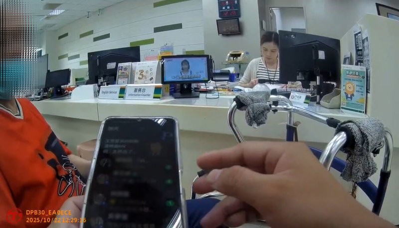 台南市麻豆區黃姓男子遇上愛情詐騙，22日欲提領新台幣195萬元投資，警方獲報趕到後苦勸攔阻，還以性命發下毒誓，才成功讓黃男打消匯款念頭。（台南市警局提供）中央社記者張榮祥台南傳真　114年10月23日