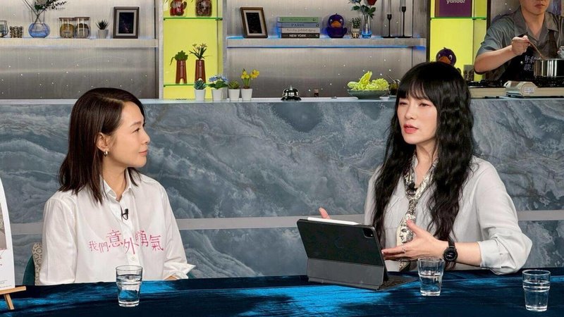 演員劉若英(左)近來為新片宣傳,作客星象專家唐綺陽(右)主持的節目「Yahoo唐綺陽談星私廚」,透露自己有退休的念頭。(Yahoo唐綺陽談星私廚提供)中央社記者洪素津傳真 114年10月23日