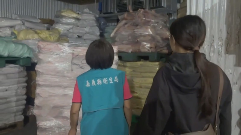 台中某養豬場檢出非洲豬瘟陽性反應,2頭疑慮豬隻流入嘉義縣。嘉義縣衛生局23日表示,經查訪引進肉品加工業者,發現豬隻已於分切後銷往市場攤販,並已全數賣出。圖為衛生局人員查訪情形(嘉義縣政府提供)中央社記者蔡智明傳真 114年10月23日
