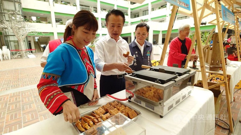 嘉義縣23日辦「部落旅遊節-鄒伙玩」記者會,嘉義縣長翁章梁(左2)品嚐鄒族山豬雞蛋糕。中央社記者蔡智明攝 114年10月23日