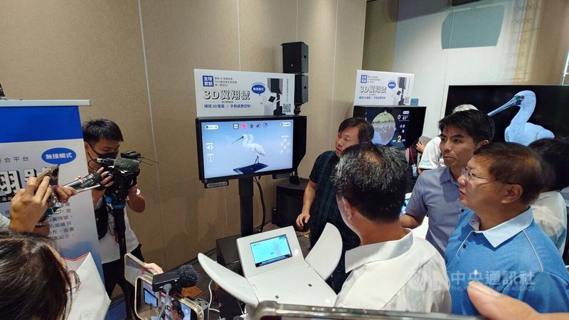 23日記者會現場展示運用AI與裸視3D技術的雲嘉南生態景觀虛實整合平台「3D翼翔號」,可裸視欣賞鳥類細緻羽紋與介紹。中央社記者蔡智明攝 114年10月23日