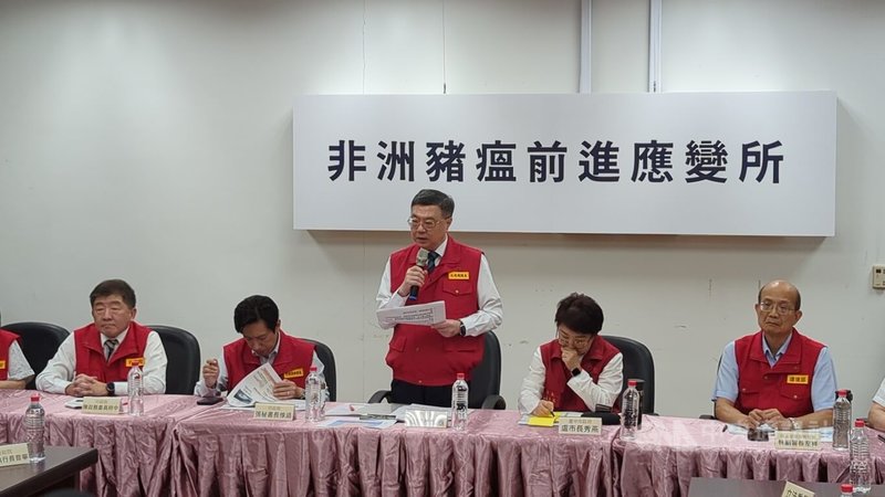 行政院長卓榮泰(中)23日赴台中視導非洲豬瘟前進應變所,他表示,防災是一場作戰,防疫就是一場戰役,希望能將戰役縮減在台中,不要擴大到台灣,設置前進指揮所是希望能縮小疫情影響力,進行有效防堵。中央社記者蘇木春攝 114年10月23日