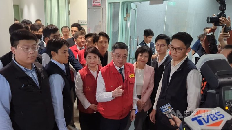 行政院長卓榮泰(前左4)23日南下台中,前往非洲豬瘟前進應變所視導,對於媒體詢問台中這次表現,卓榮泰表示,分數讓人民打,但這次充分表現出,中央與地方是一個精神、一個動作,一個命令、一個動作。前左3為台中市長盧秀燕。中央社記者蘇木春攝 114年10月23日