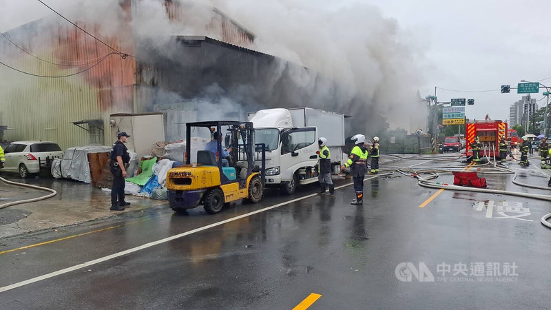 桃園市桃園區樹仁三街一處倉庫23日上午發生火警,2名失聯員工晚間尋獲,皆已明顯死亡;起火原因仍待調查釐清。(翻攝照片)中央社記者葉臻傳真 114年10月23日