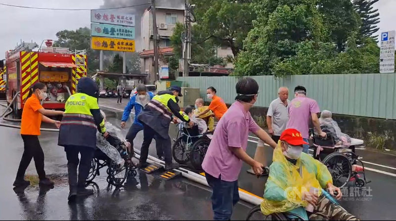 桃園市桃園區樹仁三街一處倉庫23日發生火警,由於現場鄰近旭登安養中心,警消將88名長輩撤出,其中1人輕微嗆傷送醫。(翻攝照片)中央社記者葉臻傳真 114年10月23日