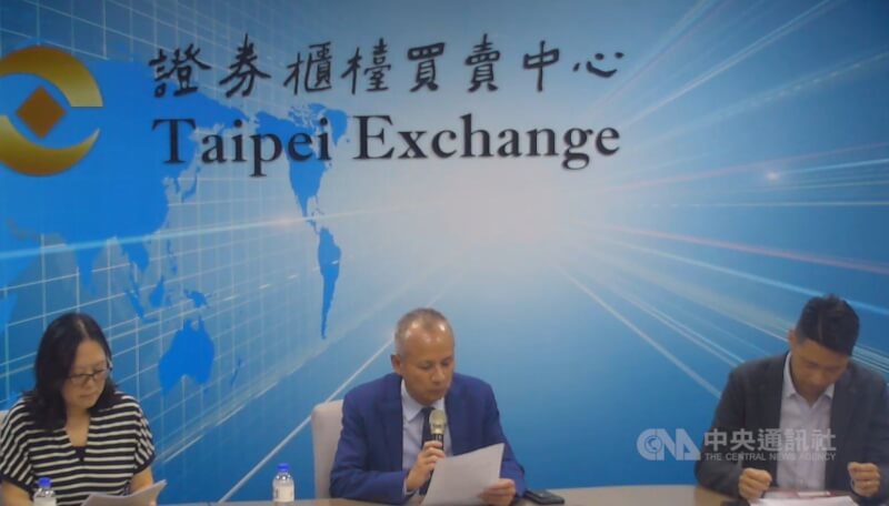 信音23日召開重大訊息記者會，總經理楊政綱（中）宣布，子公司信音電子（中國）擬斥資人民幣2.2億元，收購東莞國聯公司8成股權，希望藉此拓展車用市場。（截自櫃買中心直播網站）中央社記者曾仁凱傳真　114年10月23日